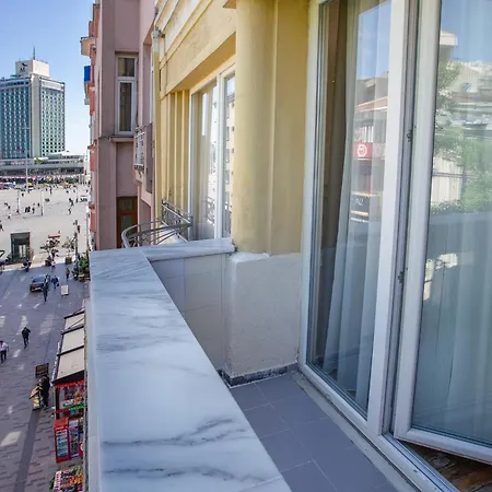 Taksim Square House شقة